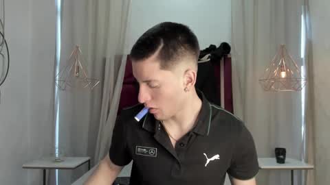 hunterheat_ online show from November 27, 2025, 12:18 pm