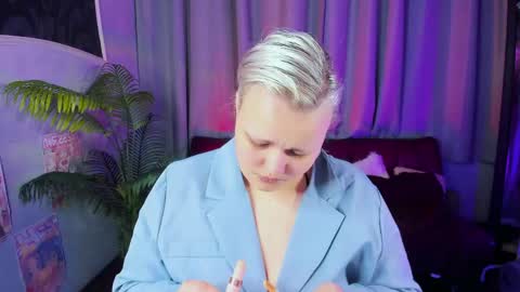 Hwasa online show from April 15, 2026, 5:47 am