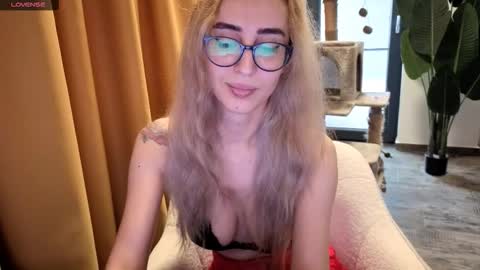 Snapshot of hypefoxxx chatting on September 17, 2025, 7:10 am Emma Ava online show from September 17, 2025, 7:10 am