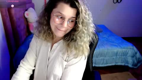 Snapshot of hyun22148625 chatting on October 11, 2025, 2:33 am Hello Im Julieta Im 25 years old and I love being here. Thank you for visiting my living room. The only rule is that you hap online show from October 11, 2025, 2:33 am