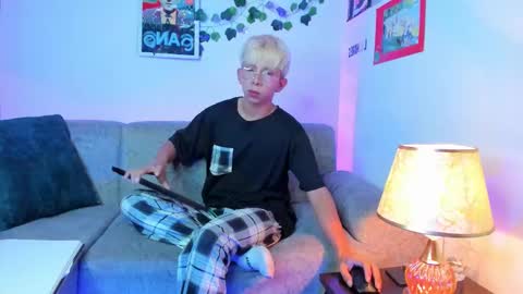 Son Hyunjin online show from March 16, 2026, 5:17 pm