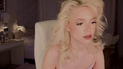 Snapshot of i__am_joss chatting on May 11, 2026, 8:06 pm Joselle online show from May 11, 2026, 8:06 pm
