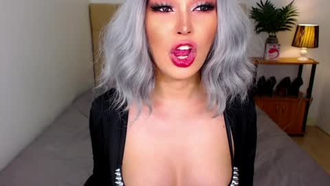 QUEEN SUSSIE BROWN online show from June 2, 2026, 3:52 am