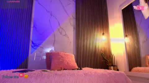 V I C T O R I A online show from November 3, 2025, 7:48 pm