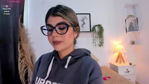 ice_y_abigail online show from November 12, 2025, 12:05 pm