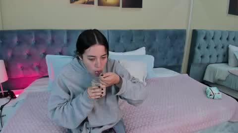 Snapshot of icysweetcam chatting on February 3, 2025, 11:31 am Icy online show from February 3, 2025, 11:31 am