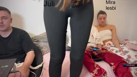 Snapshot of ihavepaws33 chatting on January 9, 2025, 4:39 pm Julia and Mira online show from January 9, 2025, 4:39 pm