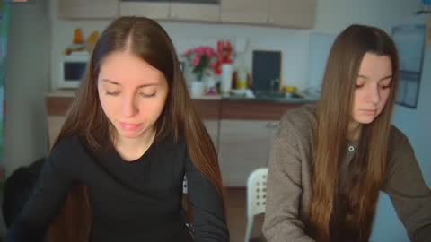 Snapshot of ihavepaws33 chatting on February 3, 2025, 1:08 pm Julia and Mira online show from February 3, 2025, 1:08 pm