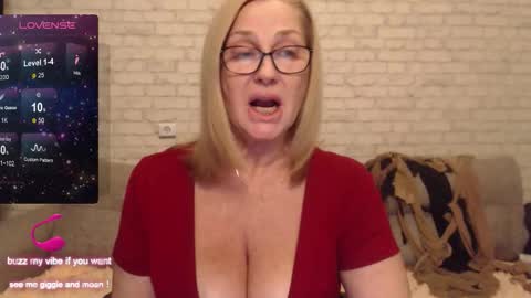 IlariaCetoi online show from December 4, 2025, 8:39 pm