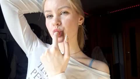 ShyLuna online show from March 19, 2026, 6:50 am