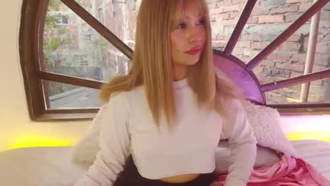 ILAYNA Independient model online show from April 16, 2026, 10:34 pm