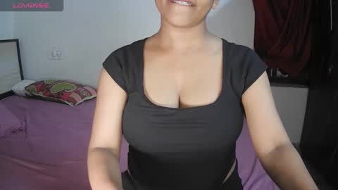 Snapshot of imlovelyrose chatting on November 8, 2025, 1:00 pm ROSE online show from November 8, 2025, 1:00 pm