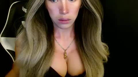 Queen Gwen online show from November 19, 2025, 2:11 am