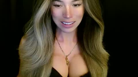 Queen Gwen online show from November 19, 2025, 8:53 pm