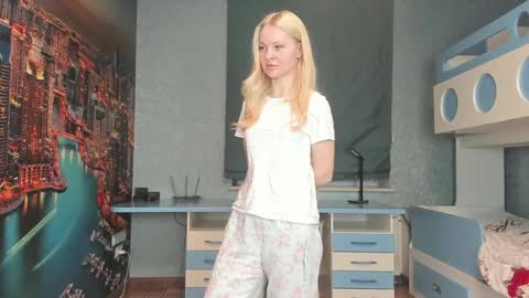 Snapshot of incredible__shell_ chatting on April 4, 2026, 4:37 pm Masha online show from April 4, 2026, 4:37 pm