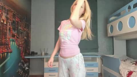 Snapshot of incredible__shell_ chatting on April 14, 2026, 8:37 pm Masha online show from April 14, 2026, 8:37 pm