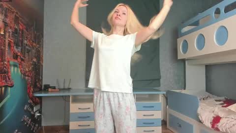 Snapshot of incredible__shell_ chatting on April 18, 2026, 11:05 pm Masha online show from April 18, 2026, 11:05 pm