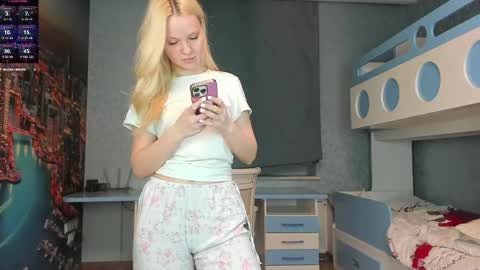 Snapshot of incredible__shell_ chatting on May 5, 2026, 7:55 pm Masha online show from May 5, 2026, 7:55 pm