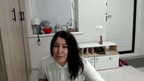 Della online show from April 19, 2026, 7:49 pm