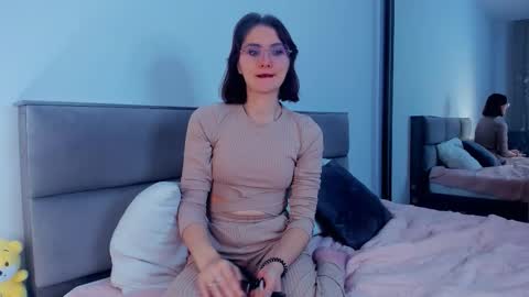 Kira online show from October 31, 2025, 4:13 am