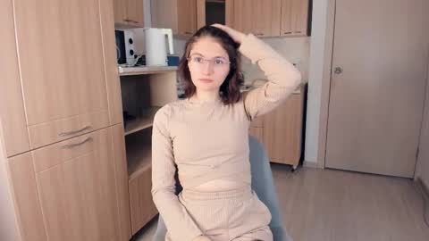 Kira online show from November 13, 2025, 4:11 am