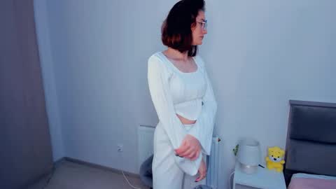 Kira online show from November 21, 2025, 4:11 am