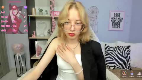 Mia online show from October 9, 2025, 2:48 pm