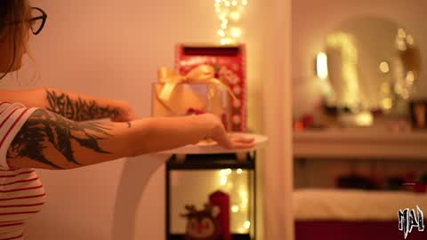 Snapshot of informal_ chatting on December 5, 2025, 1:36 am MAL --- online show from December 5, 2025, 1:36 am