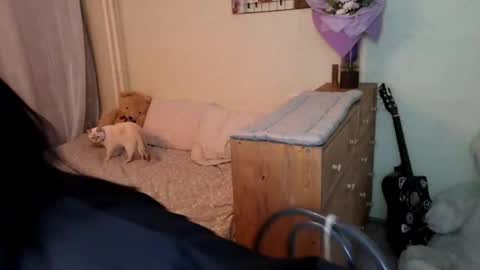 Mia online show from April 19, 2026, 6:10 pm