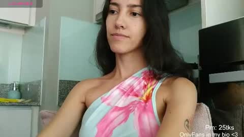 Snapshot of innocentlatiina chatting on April 30, 2026, 8:48 pm Laroa online show from April 30, 2026, 8:48 pm
