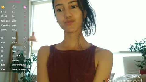 Snapshot of innocentlatiina chatting on May 4, 2026, 8:05 pm Laroa online show from May 4, 2026, 8:05 pm