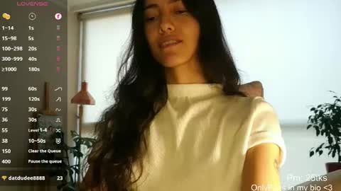 Snapshot of innocentlatiina chatting on May 22, 2026, 9:09 pm Laroa online show from May 22, 2026, 9:09 pm