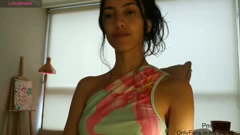 Snapshot of innocentlatiina chatting on June 5, 2026, 8:36 pm Laroa online show from June 5, 2026, 8:36 pm