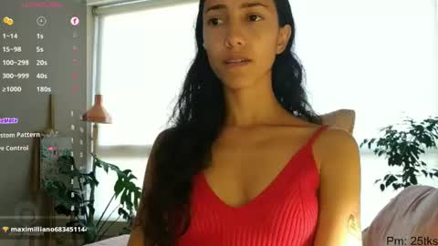 Snapshot of innocentlatiina chatting on June 10, 2026, 9:14 pm Laroa online show from June 10, 2026, 9:14 pm