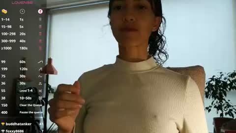 Snapshot of innocentlatiina chatting on July 24, 2026, 8:29 pm Laroa online show from July 24, 2026, 8:29 pm