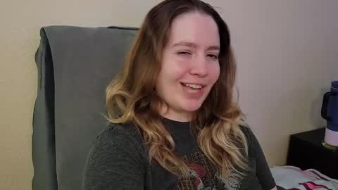 Snapshot of internetfairy_xo chatting on May 20, 2026, 4:51 am Faye online show from May 20, 2026, 4:51 am
