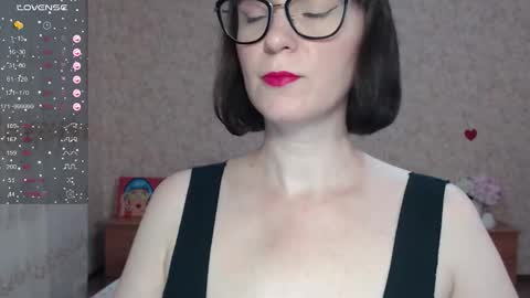 IrenLarasani online show from October 3, 2025, 7:05 am