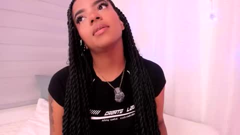 iris_hottt0 online show from April 7, 2026, 9:15 pm