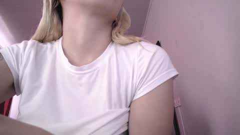 Isabella  online show from April 19, 2026, 6:10 pm