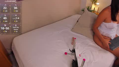 oIssaJonneso online show from February 6, 2025, 3:20 pm