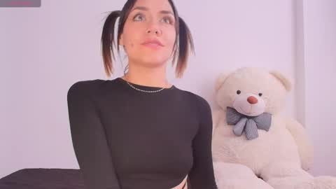 Isabella Laurentt  online show from February 13, 2025, 6:05 pm