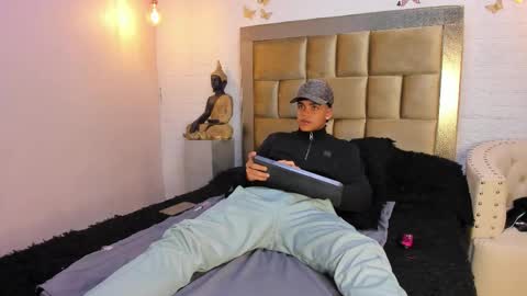 Snapshot of isaac_collins_ chatting on November 17, 2025, 12:22 pm Isaac online show from November 17, 2025, 12:22 pm