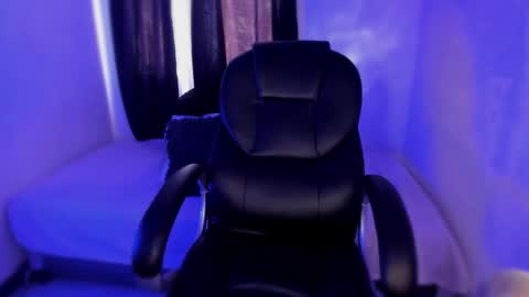 isabella online show from November 10, 2025, 4:06 pm