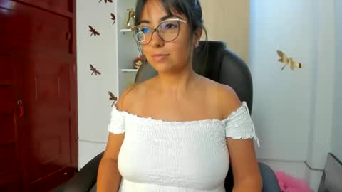 Isabella22 1 online show from November 6, 2025, 7:15 pm