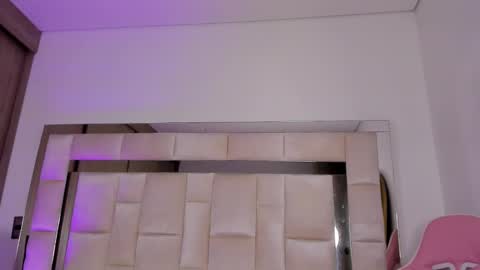 isabella_gomez11 online show from February 3, 2025, 9:39 pm