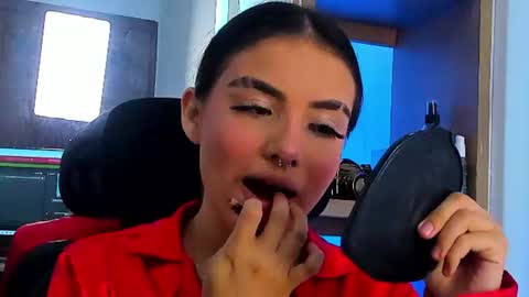 Snapshot of isabella_hv chatting on June 18, 2026, 6:56 pm ISABELLA online show from June 18, 2026, 6:56 pm