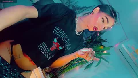 isabellagirs online show from April 10, 2026, 12:21 pm