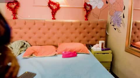 IsabellaLuxe online show from September 19, 2025, 1:01 pm