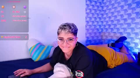 Isabella Mout  online show from February 2, 2025, 11:32 pm