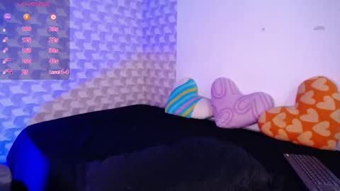 Isabella Mout  online show from February 26, 2025, 6:54 pm